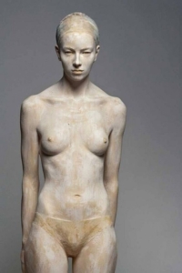 giovane donna scultura